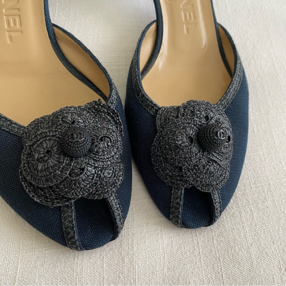 CHANEL Navy Blue Heels with Black Accents - Picture 3 of 15